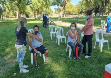 Dónde y en qué horarios vacunarse contra el covid en San Juan durante el fin de semana