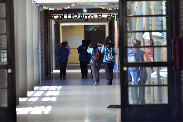 Denunciaron a una empleada administrativa por falsificar un título de profesor para su hijo