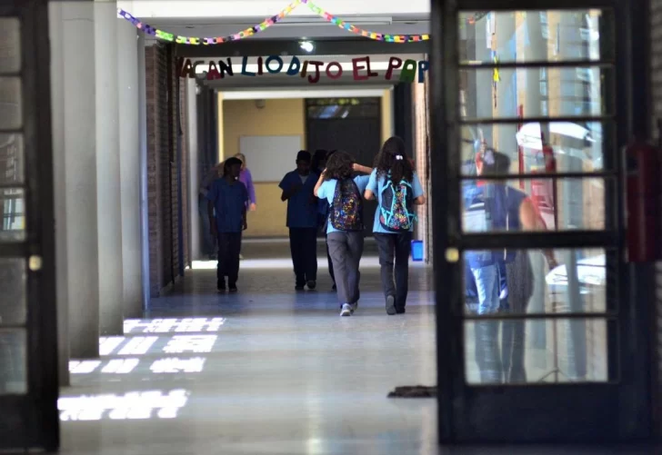 Denunciaron a una empleada administrativa por falsificar un título de profesor para su hijo Denunciaron a una empleada administrativa por falsificar un título de profesor para su hijo