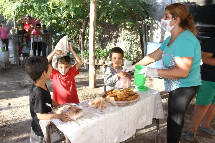 Los merenderos, abarrotados, redoblan sus esfuerzos para los más carenciados