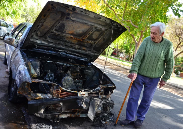 En abril lo asaltaron y quemaron su camioneta, ahora se le incendió el auto En abril lo asaltaron y quemaron su camioneta, ahora se le incendió el auto