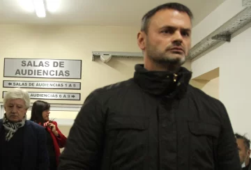 Condenaron a 3 años a un sargento de la Policía Federal por abusar de su hijastra Condenaron a 3 años a un sargento de la Policía Federal por abusar de su hijastra