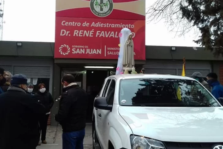 Visitan con la Virgen a los médicos para bendecirlos