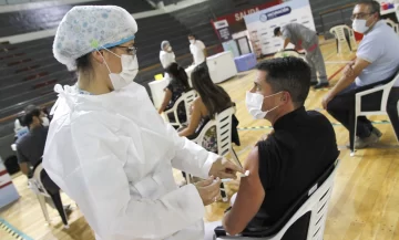 Empezaron a vacunar con la segunda dosis a 1.000 trabajadores de la salud Empezaron a vacunar con la segunda dosis a 1.000 trabajadores de la salud