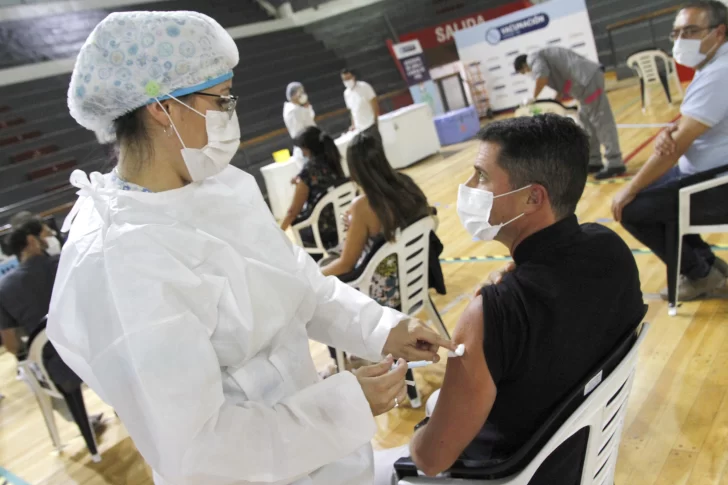 Empezaron a vacunar con la segunda dosis a 1.000 trabajadores de la salud