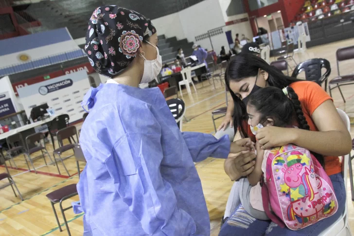 Crece la alarma por los menores y desde Salud piden que se vacune a los niños