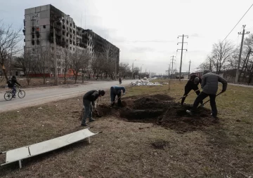 Los rusos bombardean y destruyen refugio con 400 personas en Mariupol Los rusos bombardean y destruyen refugio con 400 personas en Mariupol