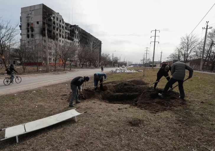 Los rusos bombardean y destruyen refugio con 400 personas en Mariupol Los rusos bombardean y destruyen refugio con 400 personas en Mariupol
