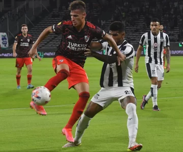 Con suplentes, River tropezó
