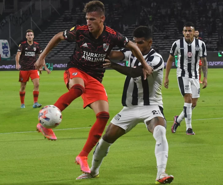 Con suplentes, River tropezó