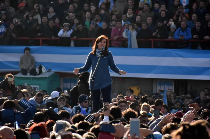 CFK llamó a frenar a Macri pero evitó confirmar si será candidata