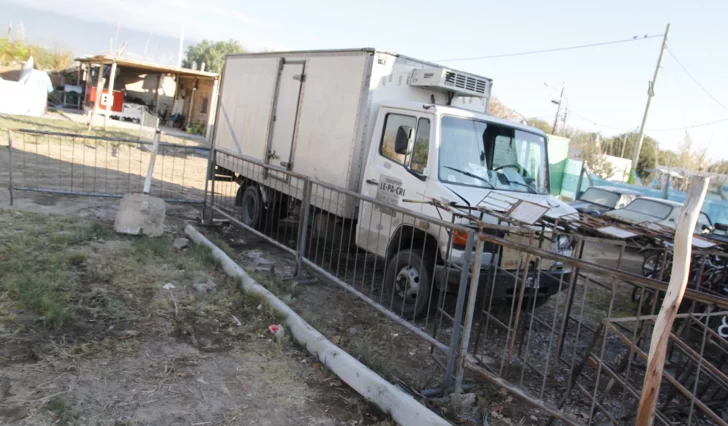 Un anciano falleció atropellado por tres vehículos y quedó destrozado en Ruta 40