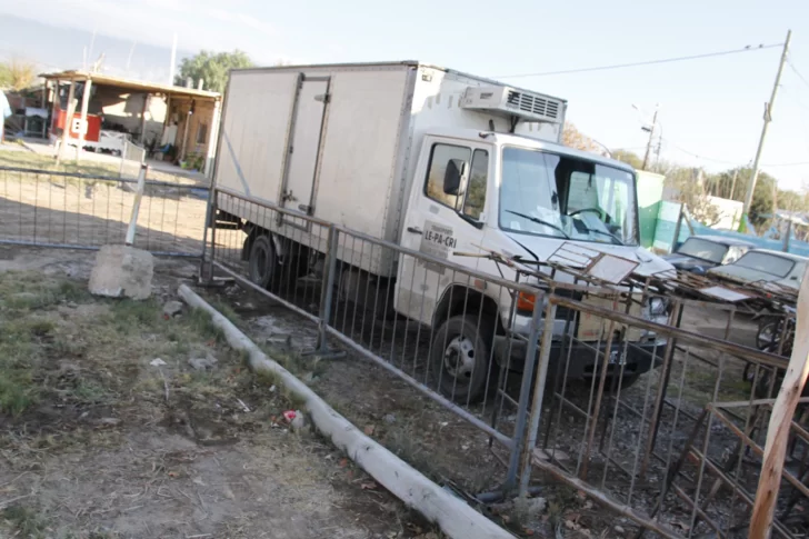 Un anciano falleció atropellado por tres vehículos y quedó destrozado en Ruta 40