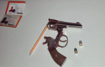 Cayó con un revólver cargado durante una pelea con un rival Cayó con un revólver cargado durante una pelea con un rival