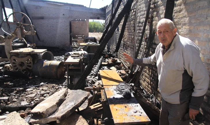 Pierden unos 15 millones en una carpintería, el fuego destruyó dos galpones y un depósito