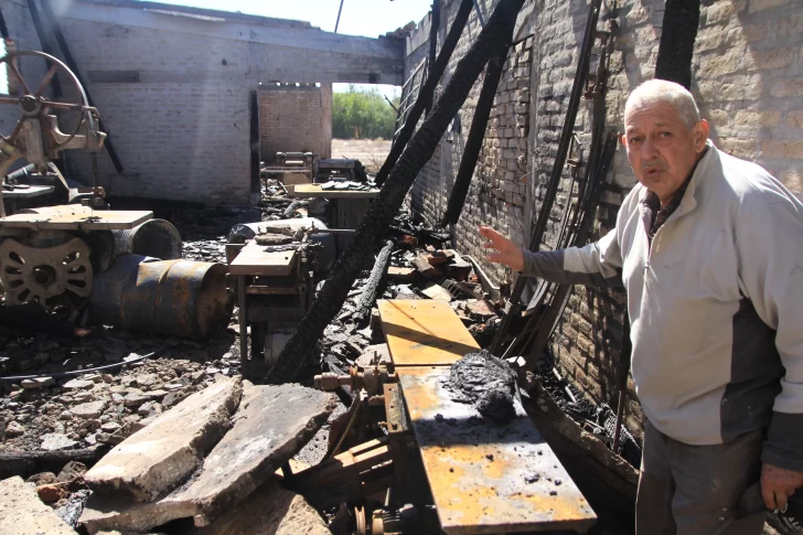 Pierden unos 15 millones en una carpintería, el fuego destruyó dos galpones y un depósito