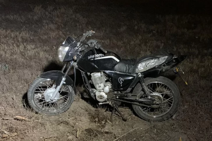 Vio pasar una moto sola y creyó que era un fantasma, a 86 m estaba el cadáver del chofer