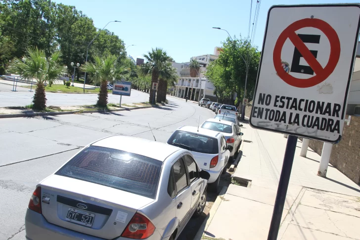 Un tramo clave de la Libertador es un caos por el estacionamiento indebido