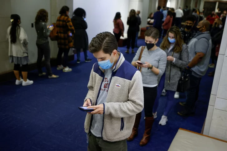 Vacunados y curados de covid pueden infectarse por Ómicron