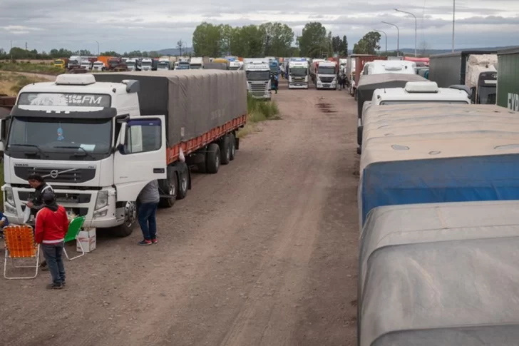 Flexibilizaron los trámites y ya cruzan a Chile los 3.000 camiones que estaban varados