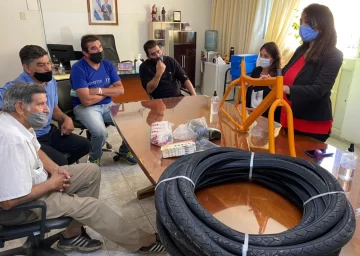 Restauran bicicletas abandonadas en una comisaría para donarlas a chicos pobres