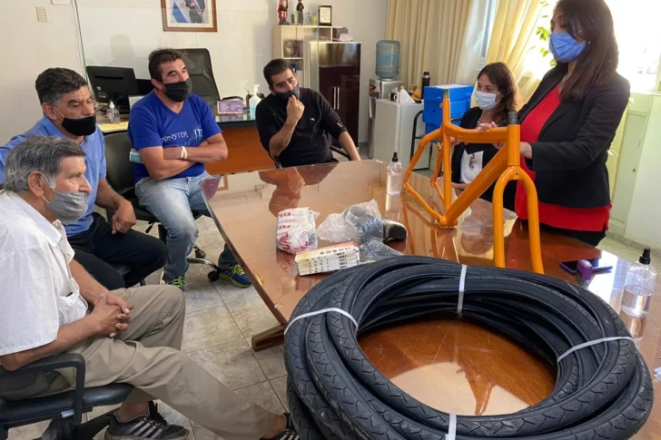 Restauran bicicletas abandonadas en una comisaría para donarlas a chicos pobres