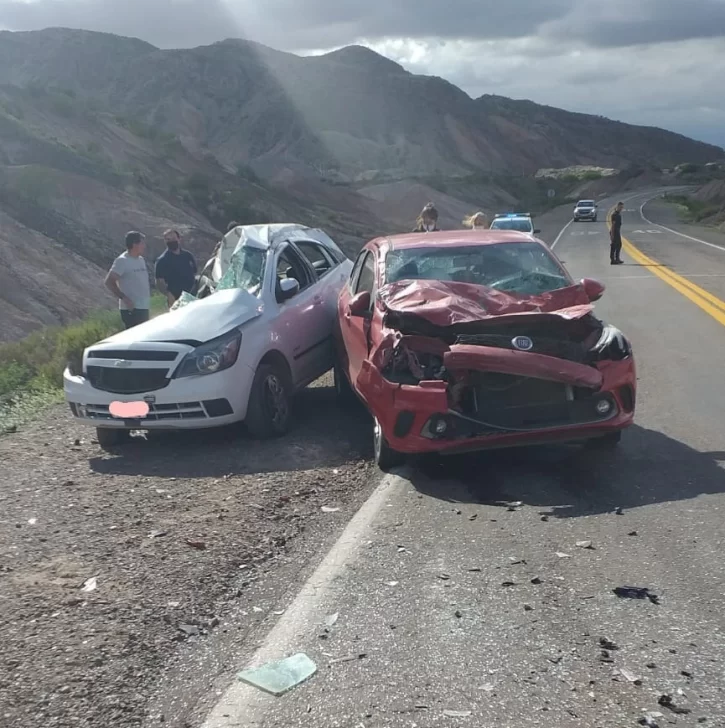 Una conductora dio tumbos con su auto en la Ruta 40 y cayó sobre otro vehículo Una conductora dio tumbos con su auto en la Ruta 40 y cayó sobre otro vehículo
