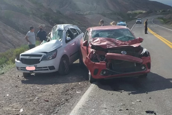 Una conductora dio tumbos con su auto en la Ruta 40 y cayó sobre otro vehículo