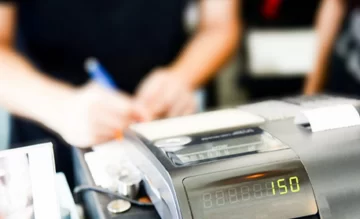 A 10 días de que exijan renovarlos hay escasez de controladores fiscales