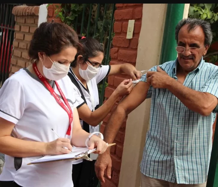 Aseguran que la antigripal no afecta a la vacuna Covid y recomiendan aplicársela