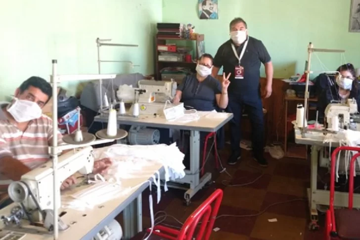 Algunos talleres comunitarios confeccionan los tapabocas