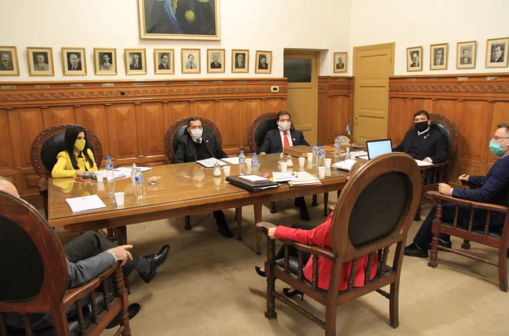 Notificarán a Flores de la denuncia y se dispara el plazo para su primera defensa Notificarán a Flores de la denuncia y se dispara el plazo para su primera defensa