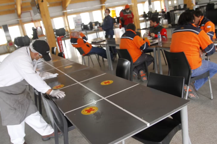 Para evitar los contagios desde este mes en Barrick hisopan a todo el personal