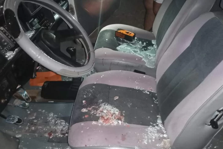 Motociclista hizo carambola con dos autos y quedó tirado con el brazo derecho cortado