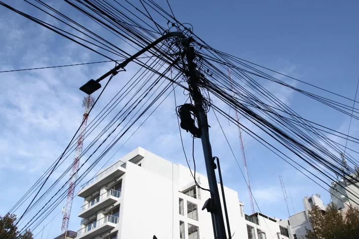 Tras una caída, Energía San Juan relevará las empresas que usan ilegalmente sus postes