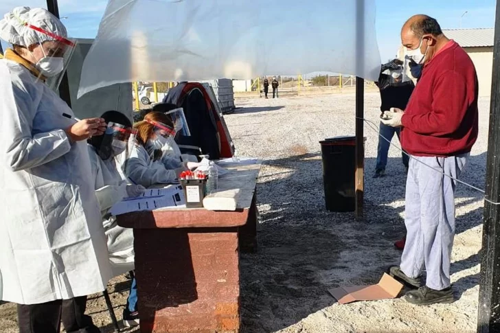 Los últimos 5 casos, detectados en los 2 grupos más testeados de la provincia