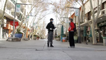 Una oficial fue agredida en pleno centro por una mujer que intentaba robar en un comercio