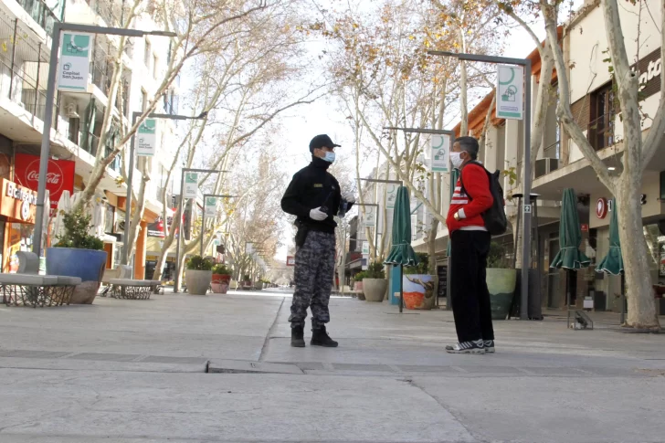 Una oficial fue agredida en pleno centro por una mujer que intentaba robar en un comercio