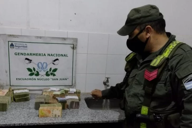 Dos santiagueños cayeron en un micro con casi 5 millones, creen que es del narcotráfico