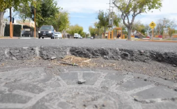 Reclamo porque en cuatro cuadras hay pozos peligrosos en el medio de la calle Reclamo porque en cuatro cuadras hay pozos peligrosos en el medio de la calle