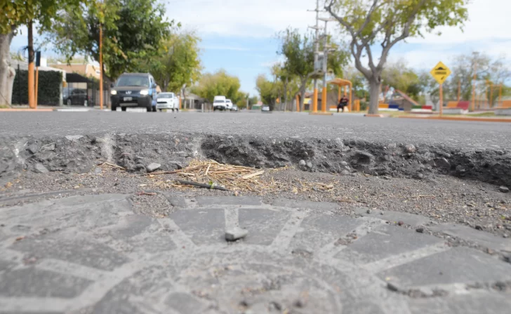 Reclamo porque en cuatro cuadras hay pozos peligrosos en el medio de la calle Reclamo porque en cuatro cuadras hay pozos peligrosos en el medio de la calle