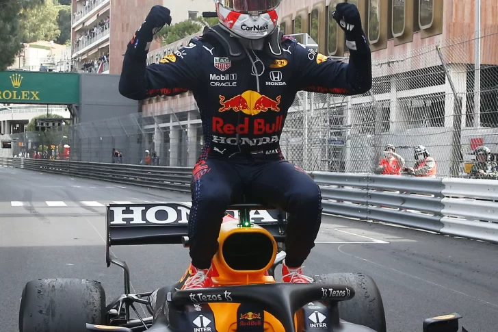 Verstappen ganó y pasó a liderar