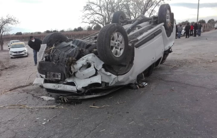 Volcó y salió quebrado Volcó y salió quebrado