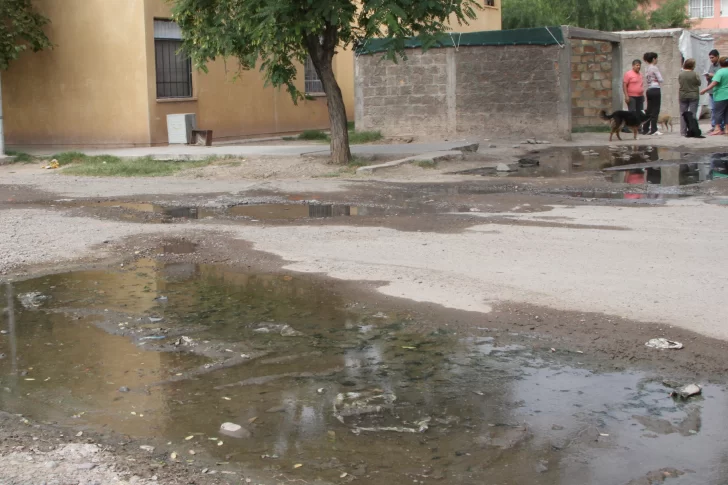 Rawson hace números para ayudar a los vecinos a conectarse a las cloacas