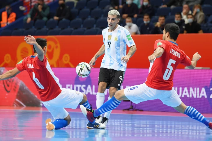 Argentina avanzó goleando a Paraguay