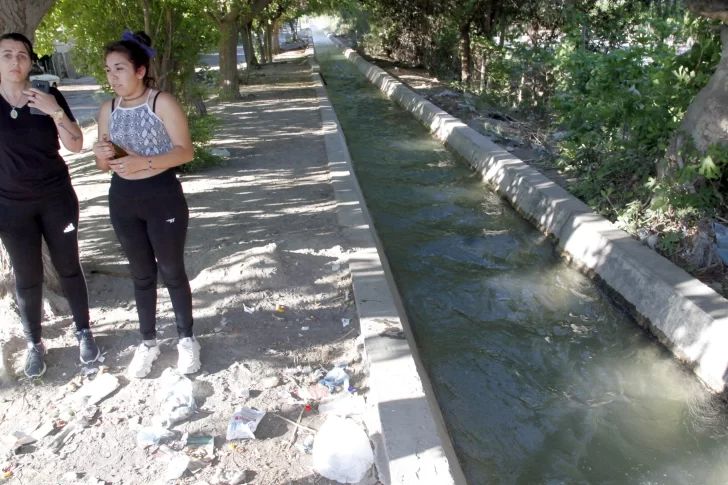 Una nena de 3 años cayó a un canal frente a su casa, fue arrastrada más de 2 km y murió