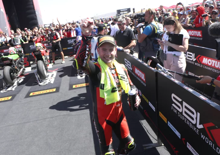 Bautista se recibió de ídolo en San Juan