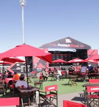 El paddock, el reducto para los fans que se codean con los pilotos