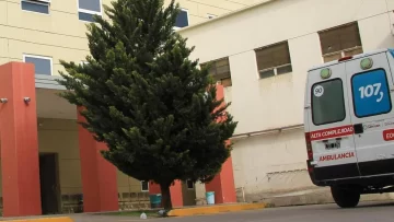 Un motociclista se quebró la pierna al chocar con un auto