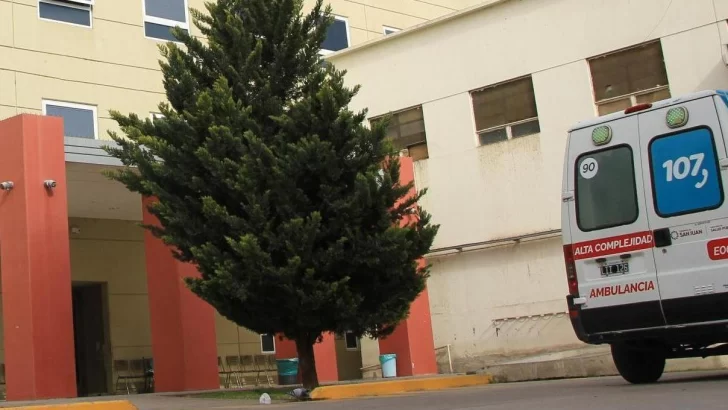 Un motociclista se quebró la pierna al chocar con un auto